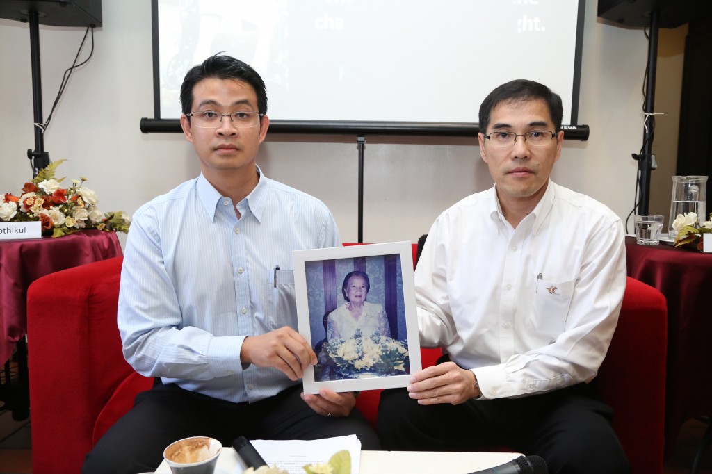 Piya Sosothikul (left) and Prithep Sosothikul (right) holding a picture of their late grandmother, Boonsom Boonyanit